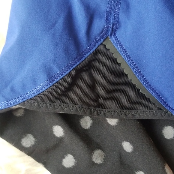 Lululemon 4 inch Reversible shorts - Picture 4 of 8